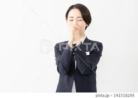 制服を着た受付係の女性　ジョブイメージ 141518295