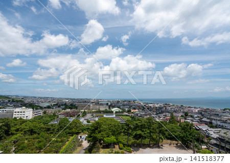 島原城天守閣より望む有明海の水平線と緑豊かな島原市街地 島原城天守閣より望む有明海の水平線と緑豊かな島原市街地 141518377