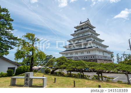 島原城の刻印石ベンチと青空に映える天守閣の美しい姿 島原城の刻印石ベンチと青空に映える天守閣の美しい姿 141518389