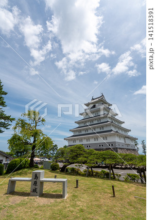 夏空と白い雲に映える島原城天守閣の縦構図全景 長崎 141518391