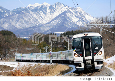 八ヶ岳バックを行く特急あずさ号（E257系9両編成） 141518444