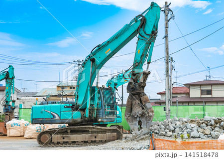 街中ビル街のビル解体工事現場 141518478
