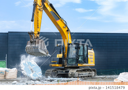 街中ビル街のビル解体工事現場 141518479