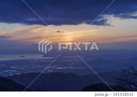 伊吹山から見た夕刻の絶景 山々と琵琶湖を見下ろす美しい黄昏時の風景 伊吹山から見た夕刻の絶景 山々と琵琶湖を見下ろす美しい黄昏時の風景 141518532
