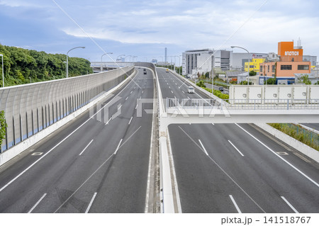 神奈川県横浜市の都市風景 並木北駅から望む首都高速湾岸線 神奈川県横浜市の都市風景 並木北駅から望む首都高速湾岸線 141518767