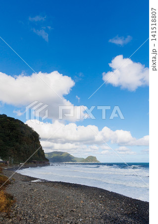 前夜に大時化で白波立つ積丹半島の海(セタカムイ道路防災祈念広場駐車場) 前夜に大時化で白波立つ積丹半島の海(セタカムイ道路防災祈念広場駐車場) 141518807