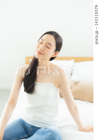 寝室で寛ぐ女性 寝室で寛ぐ女性 141519376