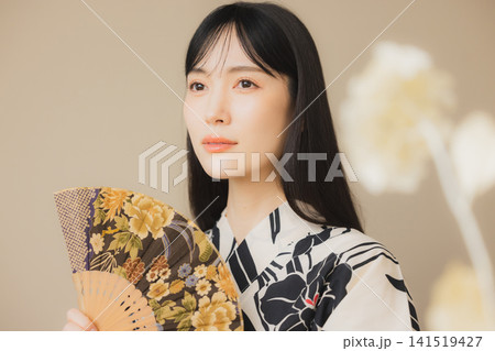 ヘアケアをする浴衣を着た女性  141519427