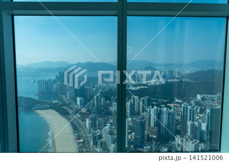 BUSAN X the SKY展望台から望む海雲台ビーチと高層ビル群の超高所俯瞰 BUSAN X the SKY展望台から望む海雲台ビーチと高層ビル群の超高所俯瞰 141521006