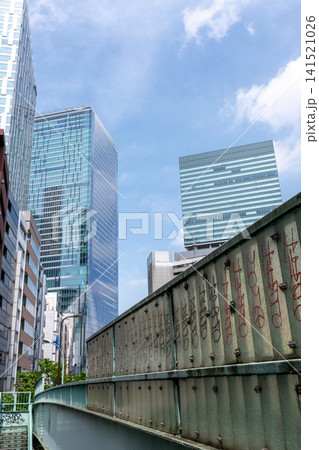 歩道橋手すりから見上げる渋谷の超高層ビルと青空 歩道橋手すりから見上げる渋谷の超高層ビルと青空 141521026