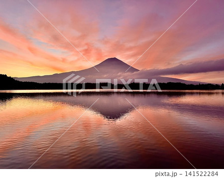 富士山と朝焼け 富士山と朝焼け 141522284
