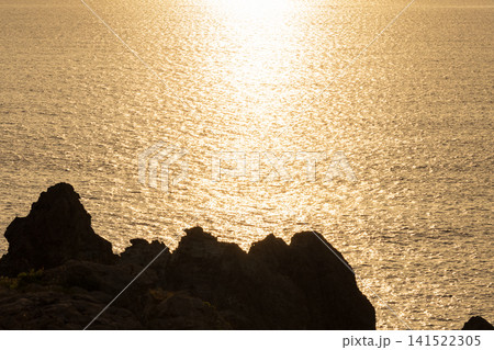 夏の佐渡の夕方の海の風景 夏の佐渡の夕方の海の風景 141522305