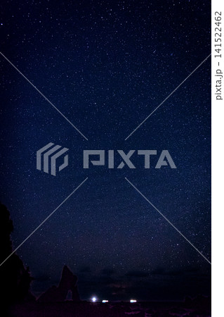 南伊豆 エビ穴のシルエットと灯台の光が輝く1月の満天の星空(縦構図) 南伊豆 エビ穴のシルエットと灯台の光が輝く1月の満天の星空(縦構図) 141522462