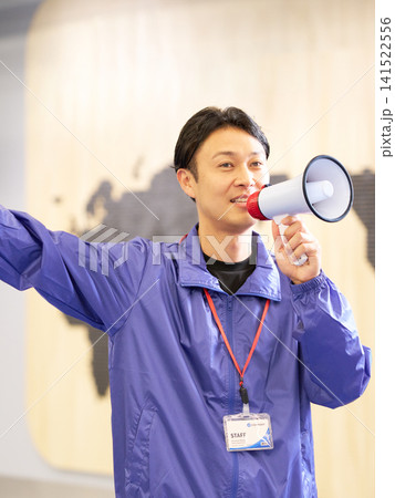 拡声器で来場者を案内するイベントスタッフ 拡声器で来場者を案内するイベントスタッフ 141522556