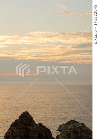 夏の佐渡の日本海への日没 141522645