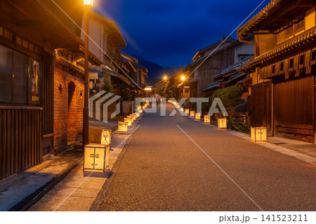 三重県亀山市 関宿の東海道の街道沿いで行われる関宿祇園夏まつりの夜の行灯の点灯 三重県亀山市 関宿の東海道の街道沿いで行われる関宿祇園夏まつりの夜の行灯の点灯 141523211
