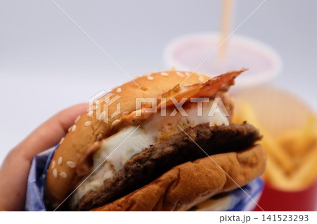 ファーストフード店のハンバーガー ファーストフード店のハンバーガー 141523293