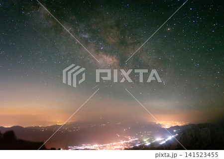 雲海が紡ぐ奇跡の星景・街の灯りと夏の天の川のコラボレーション(白馬連峰・暖色仕上げ) 雲海が紡ぐ奇跡の星景・街の灯りと夏の天の川のコラボレーション(白馬連峰・暖色仕上げ) 141523455