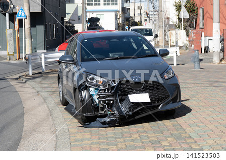 交通事故で右前部のバンパーが破損した乗用車 交通事故で右前部のバンパーが破損した乗用車 141523503