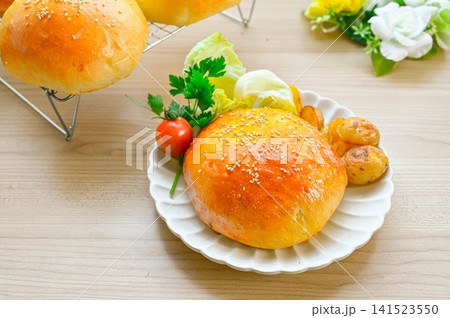 クローズドバーガーのポテトと野菜添え 141523550