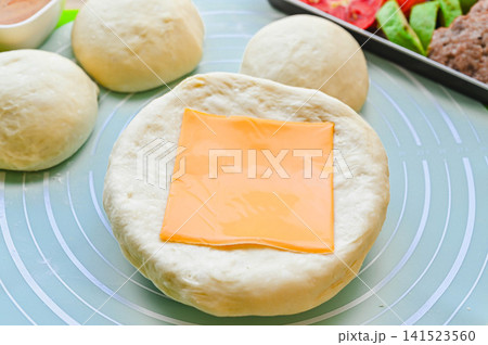 パン生地にのせたスライスチーズ 141523560
