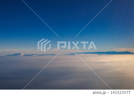 雲海と遠くの山脈が広がる美しい上空の風景 雲海と遠くの山脈が広がる美しい上空の風景 141523577