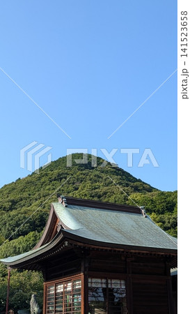 雲ひとつない青空と神社境内〜宮地嶽神社 雲ひとつない青空と神社境内〜宮地嶽神社 141523658