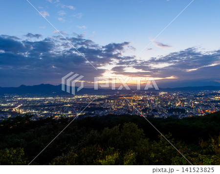 岩山展望台からの夕暮れ時の景色 岩山展望台からの夕暮れ時の景色 141523825