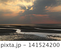 遠浅海岸の夕暮れ 141524200