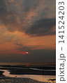 遠浅海岸の夕暮れ 141524203