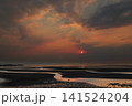遠浅海岸の夕暮れ 141524204