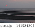 遠浅海岸の夕暮れ 141524205