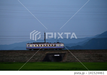 越後平野を走るローカル列車 越後平野を走るローカル列車 141524461
