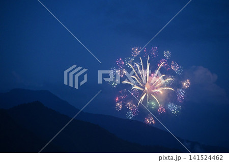 夏の夜空を彩る花火 夏の夜空を彩る花火 141524462