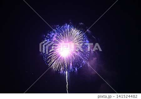 夏の夜空を彩る花火 夏の夜空を彩る花火 141524482