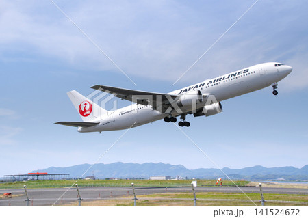 出雲縁結び空港を離陸する日本航空ボーイング767型旅客機:島根県出雲市(晴れ) 出雲縁結び空港を離陸する日本航空ボーイング767型旅客機:島根県出雲市(晴れ) 141524672