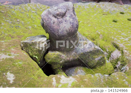 プレア・カン寺院遺跡に残る壊れた石像 プレア・カン寺院遺跡に残る壊れた石像 141524966