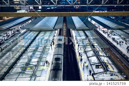 JR大阪駅のホームと線路を上部から見下ろす近未来的でクールな俯瞰風景 大阪府大阪市 JR大阪駅のホームと線路を上部から見下ろす近未来的でクールな俯瞰風景 大阪府大阪市 141525739