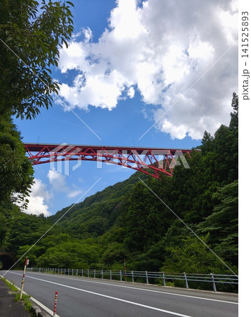 山にかかる赤い橋 山にかかる赤い橋 141525893