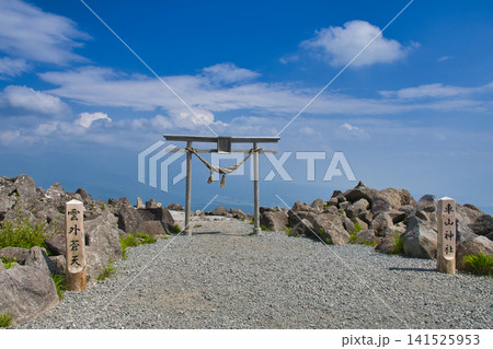 【長野県】車山神社の鳥居~夏の霧ヶ峰高原 【長野県】車山神社の鳥居~夏の霧ヶ峰高原 141525953