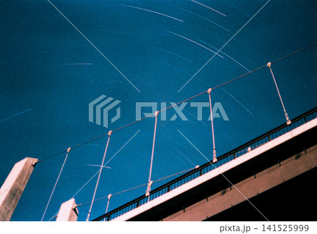 フィルム写真が描く星の軌跡・青森県西目屋村の吊橋と夜空(Canon FTb・1時間露光) フィルム写真が描く星の軌跡・青森県西目屋村の吊橋と夜空(Canon FTb・1時間露光) 141525999