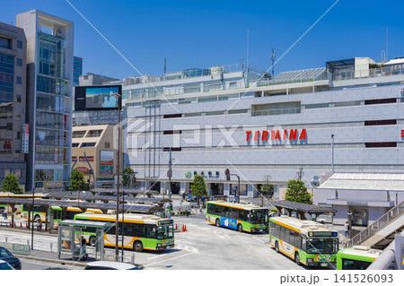 青空が広がる晴天のJR錦糸町駅南口駅前広場の風景 青空が広がる晴天のJR錦糸町駅南口駅前広場の風景 141526093
