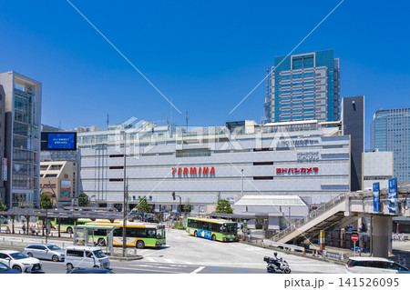 青空が広がる晴天のJR錦糸町駅南口駅前広場の風景 青空が広がる晴天のJR錦糸町駅南口駅前広場の風景 141526095