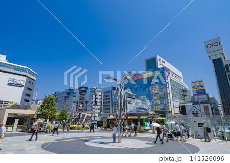青空が広がる晴天のJR錦糸町駅南口駅前広場の風景 青空が広がる晴天のJR錦糸町駅南口駅前広場の風景 141526096