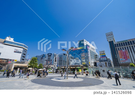 青空が広がる晴天のJR錦糸町駅南口駅前広場の風景 青空が広がる晴天のJR錦糸町駅南口駅前広場の風景 141526098