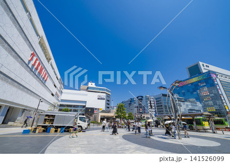 青空が広がる晴天のJR錦糸町駅南口駅前広場の風景 青空が広がる晴天のJR錦糸町駅南口駅前広場の風景 141526099