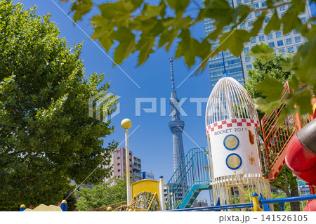 晴天の錦糸公園の遊具と遠くに望む東京スカイツリーの風景 141526105