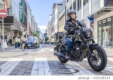 横浜元町商店街を走る女性ライダー 横浜元町商店街を走る女性ライダー 141526123