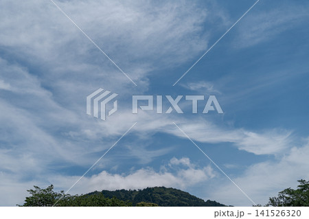 青空 巻雲 雲 山 自然 夏空 空景色 背景素材 コピースペース 風景 日本 141526320