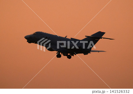 夕暮れに離陸上昇する航空自衛隊U-125A救難捜索機 夕暮れに離陸上昇する航空自衛隊U-125A救難捜索機 141526332